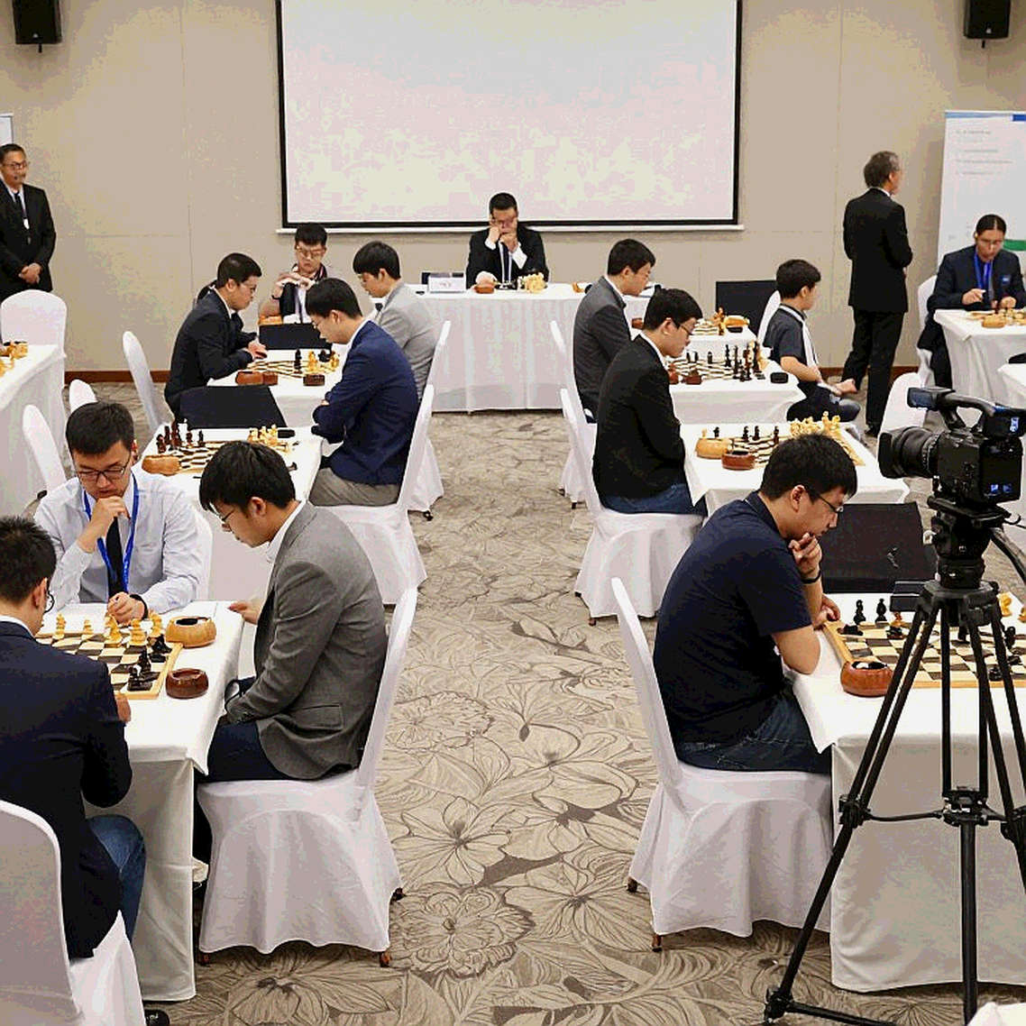 ChessBase Magazine #225: प्राग 2026 के 27 मिनिएचर, चार पीढ़ियों के एनोटेटर और वह घड़ी जिसे किसी ने दर्ज नहीं किया